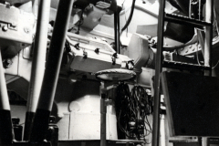 Innenraum eines Kriegsschiffes mit technischen Installationen und Bedienungselementen