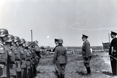 Marineartillerie-Einheit bei Inspektionszeremonie im Feldlager