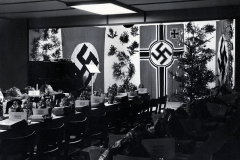 Innenraum mit NS-Symbolen und Kränzen