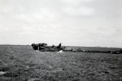 Wrack eines zerst?rten Flugzeugs in offenem Gel?nde