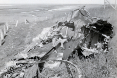 Wrack eines zerst?rten Flugzeugs in flacher Landschaft