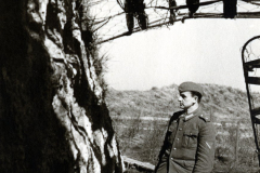 Marinesoldat in Winterstellung mit zerstörtem Bauwerk