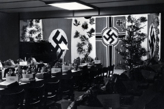 Innenraum mit NS-Symbolen und Kränzen