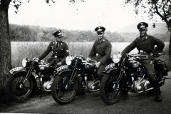 Drei Offiziere der Wehrmacht mit Motorr?dern an Landschaftsszenerie