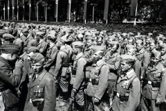 Großveranstaltung mit uniformierten Soldaten und NS-Flaggen