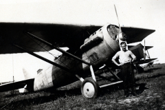 Mann vor deutschem Transportflugzeug auf Flugplatz