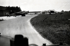 Flugplatz mit Transportflugzeugen und Hangars