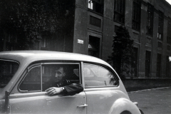 Soldat in Uniform in einem Automobil vor Wohngebäude