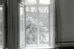 Zimmeransicht mit Bogenfenster und Blick auf Innenhof, 1940er Jahre