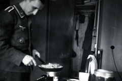 Soldat in Uniform bei Mahlzeit in Unterkunft