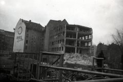 Zerstörte Wohngebäude mit Opel-Werbeschild in kriegszerstörter Stadt