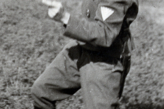 Soldat in Felduniform auf offenem Gelände