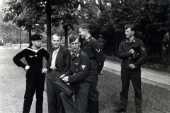 Gruppe von Militärangehörigen und Zivilist in Park, Zweiter Weltkrieg