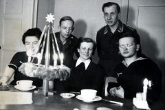 Adventsfest mit Militärangehörigen und Zivilpersonen in Innenraum