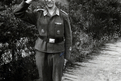 Soldat der Kriegsmarine in Uniform mit Mütze grüßend