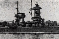Kriegsschiff in Seitenansicht