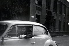 Soldat in Uniform in einem Automobil vor Wohngebäude
