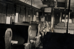 Deutscher Soldat im Inneren eines Transportfahrzeugs, Nordwestrussland 1942/43