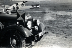 Kraftfahrzeuge und Flugzeuge auf Flugplatz in Nordrussland, 1942/43