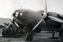 Deutsches Transportflugzeug Ju 52 mit Bodenpersonal auf Flugplatz in Nordrussland