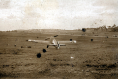 Besch?digtes Flugzeug auf Flugplatz in Nordrussland, 1942/43