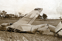 Wrack eines deutschen Flugzeugs auf Flugplatz in Nordrussland, 1942/43