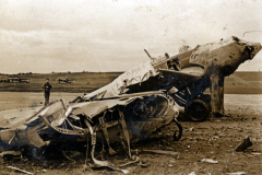 Zerst?rtes sowjetisches Flugzeug auf Flugplatz in Nordrussland, 1942/43