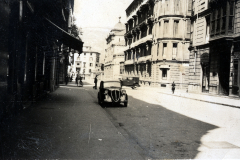 Straßenszene in einer europäischen Stadt mit Automobil, 1940er Jahre