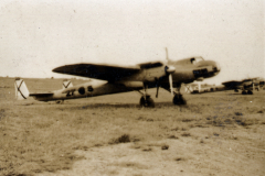 Deutsches Transportflugzeug auf Flugplatz in Nordrussland, 1942/43