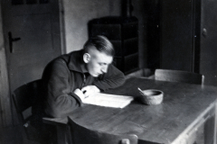 Deutscher Soldat beim Schreiben in Unterkunft, Nordrussland 1942/43