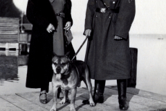 Zwei Personen mit Sch?ferhund auf Steg, Luftwaffe-Uniform