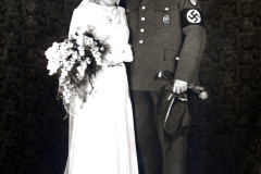 Hochzeitsfoto: Brautpaar mit Angehörigem der Wehrmacht
