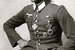 Porträt eines Luftwaffen-Offiziers in Uniform mit Auszeichnungen