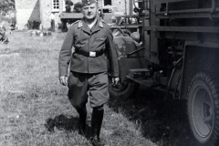 Deutscher Offizier neben Lastkraftwagen, Zweiter Weltkrieg