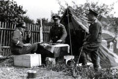 Luftwaffenoffiziere bei Kartenbesprechung an Feldlager