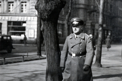 Luftwaffenoffizier in Uniform auf Straße in europäischer Stadt