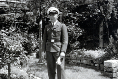 Luftwaffenoffizier in Uniform mit Flügelabzeichen in Gartenanlage