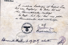 Handschriftliches Dokument mit Luftwaffen-Batterie-Stempel und NS-Adler