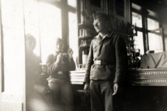 Luftwaffenoffizier in Innenraum mit Zivilpersonen