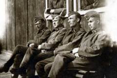Soldaten in Uniform vor Baracke, Pause während Dienst