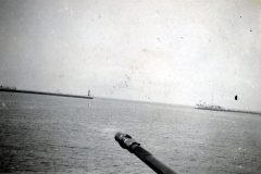 Kriegsschiffe auf See, Aufnahme von Schiffsgeschütz