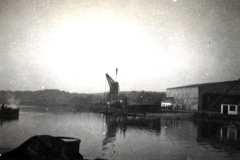 Flusshafen mit Kran und Industriegebäuden
