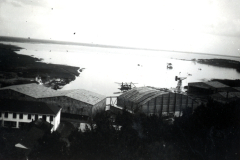 Küstenanlage mit Bunker und Hafeninfrastruktur an der Nordsee