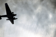 Deutsches Transportflugzeug im Flug, Silhouette gegen bewölkten Himmel