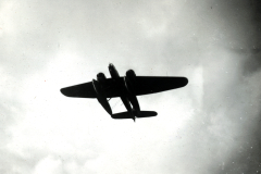 Deutsches Milit?rflugzeug im Flug, Silhouettenaufnahme