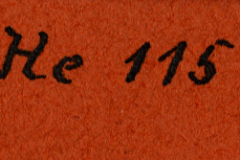 Handschriftliche Beschriftung 'He 115' auf rotem Untergrund