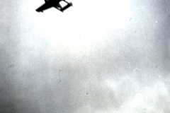 Deutsches Kampfflugzeug im Flug gegen bew?lkten Himmel