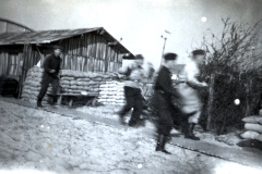 Soldaten in Schützengraben mit Sandsäcken und Unterstand