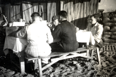 Soldaten bei Mahlzeit in Feldlager