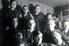 Gruppenporträt von Soldaten in Uniform in einem Innenraum